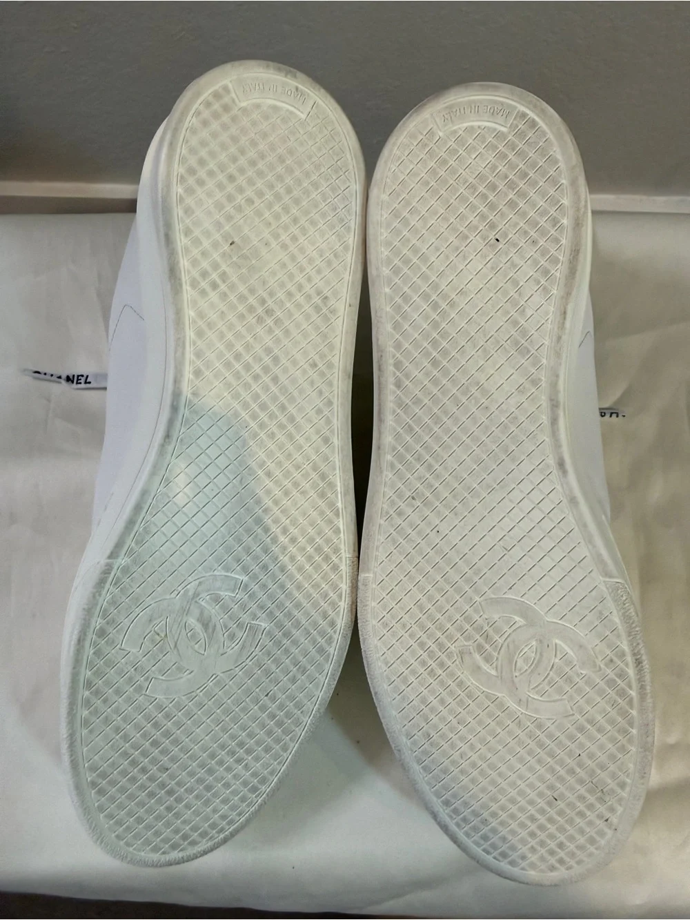 CHANEL White Leather Weekender Tennis Sneakers